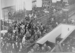 ellis_island_arrivals1904.jpg